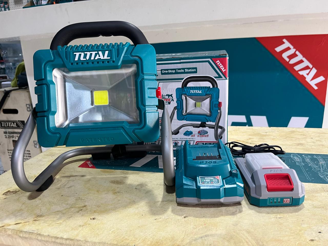 REFLECTOR CON BATERIA Y CARGADOR UTWLI20258